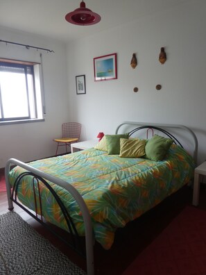 5 bedrooms, iron/ironing board, WiFi, bed sheets