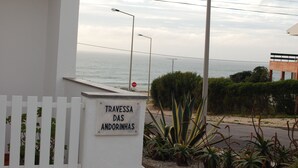 Une vue sur la côte avec un panneau indiquant « TRAVESSA DAS ANDORINHAS ».