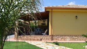 A yellow building with a stone foundation and a tiled roof. - Mediterranean villa - 150 meters from the promenade of Cefalu (Campofelice di Roccella (Pa))