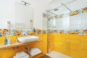 Ducha, secador de pelo, bidet, toallas