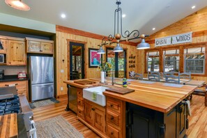 Fridge, microwave, oven, stovetop - CHARMING Newly Constructed “ CABIN IN THE WOODS” tucked into the trees 🌲 (Munds Park)