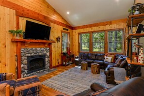 Smart TV, fireplace, ping pong, books - CHARMING Newly Constructed “ CABIN IN THE WOODS” tucked into the trees 🌲 (Munds Park)