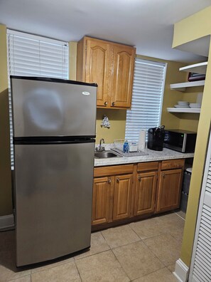 Fridge, microwave, coffee/tea maker, toaster - Large studio close to metro in Eckington/Shaw (Washington)