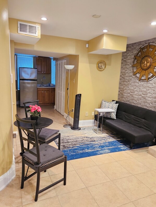 TV, DVD player, stereo - Large studio close to metro in Eckington/Shaw (Washington)