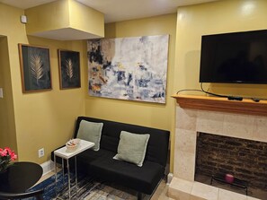 TV, DVD player, stereo - Large studio close to metro in Eckington/Shaw (Washington)