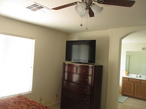 5 bedrooms, desk, soundproofing, iron/ironing board