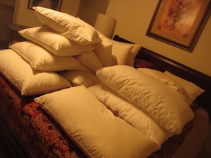 5 bedrooms, desk, soundproofing, iron/ironing board