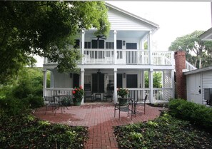 Exterior - Carriage House under Live Oaks in historic Beaufort SC (Beaufort)