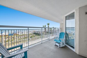 Terrace/patio - Oceanfront Coastal Condo, Outdoor Pool and Hot Tub | Crescent Shores - N 103 (North Myrtle Beach)
