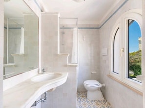 Douche, serviettes fournies, savon, papier toilette