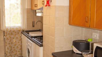 Refrigerador, microondas, horno, placa de cocina