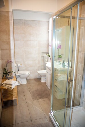 Shower, hair dryer, bidet, towels - 6BR Stunning ultra-luxury Chalet with traditional feel (La spezia)
