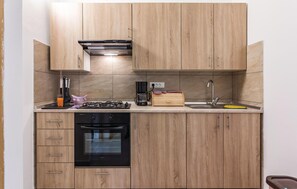 Refrigerador, microondas, parrilla de estufa y cafetera y tetera 