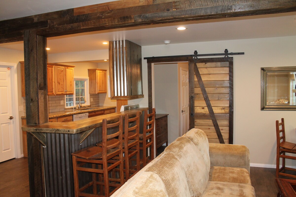 4 HOUSES FROM THE VILLAGE, Remodeled, WiFi/Smart TV, W/D, Fireplace, Pets, Clean