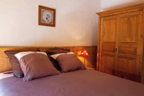 2 bedrooms, iron/ironing board, free WiFi