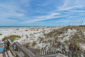 Una spiaggia nelle vicinanze