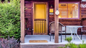 Deluxe-Zimmer, 1 King-Bett, Balkon, Gartenblick (Sunrise Room) | Hochwertige Bettwaren, Daunenbettdecken, individuell dekoriert