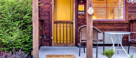 Quarto luxo, 1 cama King, sacada, vista para o jardim (Sunrise Room) | Roupas de cama premium, edredons de pluma, individualmente decorados