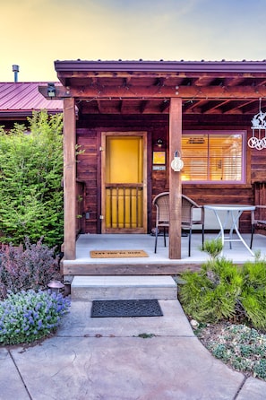 Deluxe Room, 1 King Bed, Balcony, Garden View (Sunrise Room) | Premium bedding, down comforters, individually decorated - The Loubird Inn (Escalante)