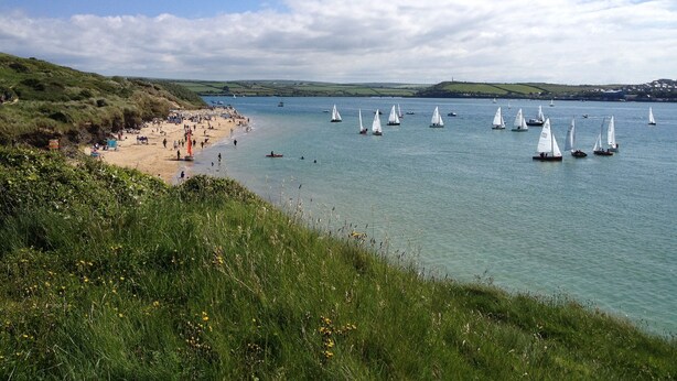 A beach with sailboats and people. - 🌿 Welcome to Tylney Retreat – Your Breathtaking Cornish Hideaway 🌿 (Edmonton)