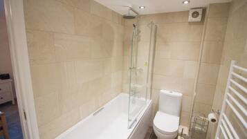 Apartment (1 Bedroom) | Bathroom | Towels