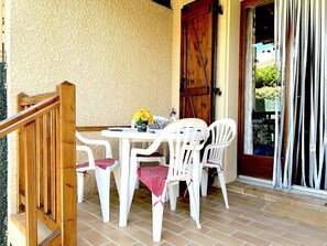 Outdoor dining - Cozy House with Pool & Tennis, Near Beach, Sleeps 6 - Bormes-les-Mimosas (Bormes-les-Mimosas)