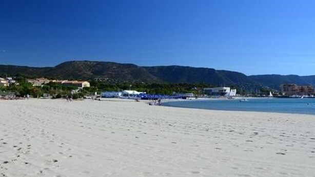 A beach with clear blue water, sandy shore, and mountains in the background. - Cozy House with Pool & Tennis, Near Beach, Sleeps 6 - Bormes-les-Mimosas (Bormes-les-Mimosas)