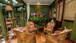Lobby sitting area - Hotel Aranjuez (San José)