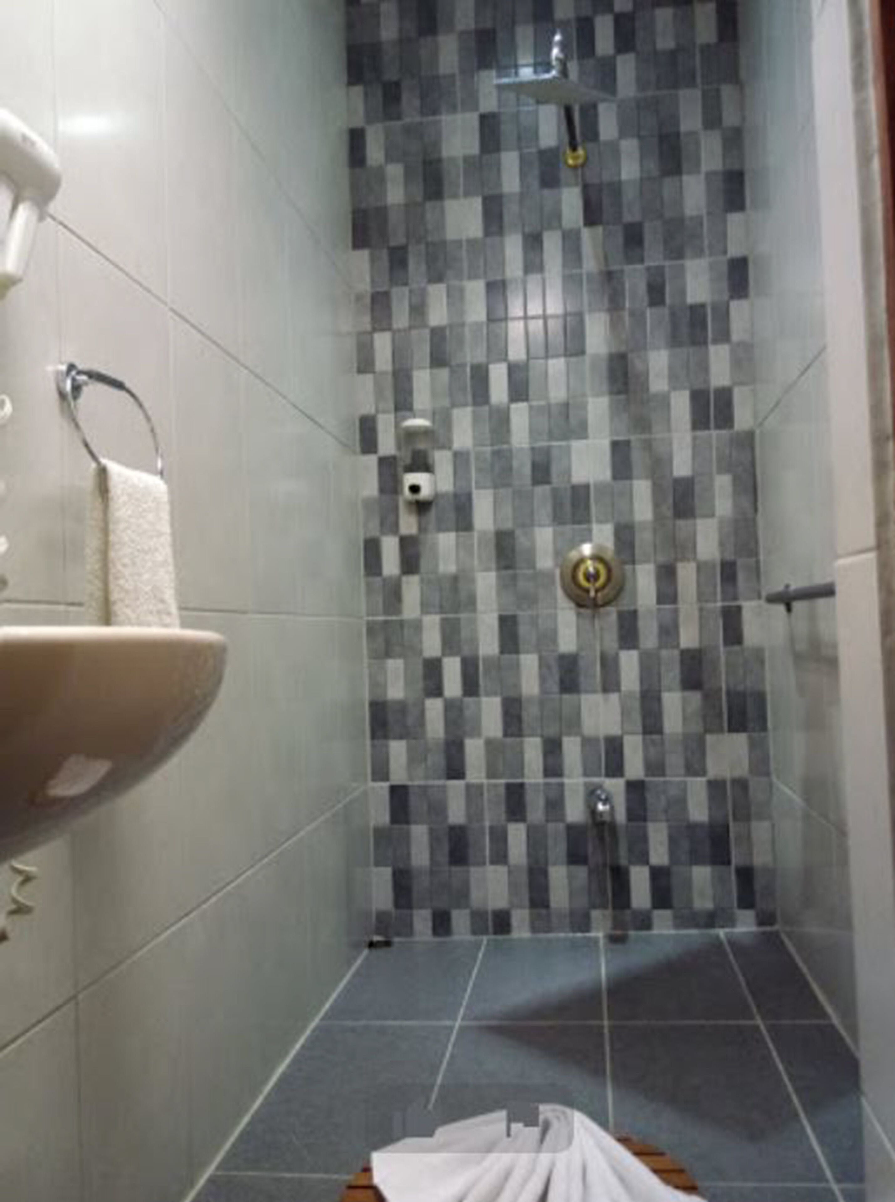 standard double room, 1 double bed | bathroom | shower, free toiletries, towels, shampoo