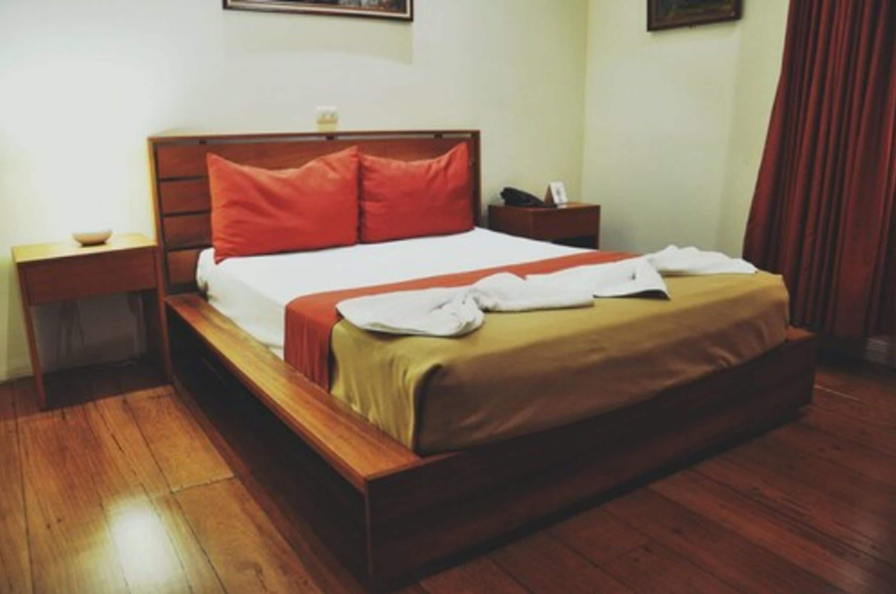 standard double room, 1 double bed | in-room safe, desk, iron/ironing board, free cots/infant beds