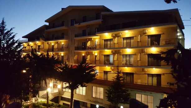 A multi-story hotel with balconies and a central staircase. - Al Sakhra Hotel (Bhamdoun)