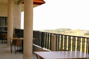 Terrace/patio - Al Sakhra Hotel (Bhamdoun)