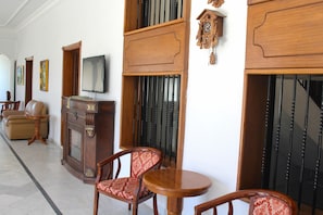 Lobby sitting area - Al Sakhra Hotel (Bhamdoun)