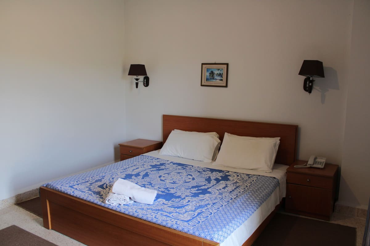 2 bedrooms, desk, blackout drapes, wheelchair access