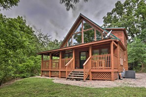 Exterior - 'The Moonshine' Cabin: Hot Tub, 3 Mi to Dollywood (Sevierville)