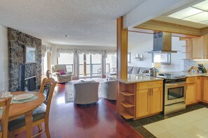Interior - Lincoln City Oceanfront Condo, Near Lincoln Beach! (Lincoln City)
