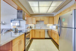 Réfrigérateur, micro-ondes, plaque de cuisson, lave-vaisselle