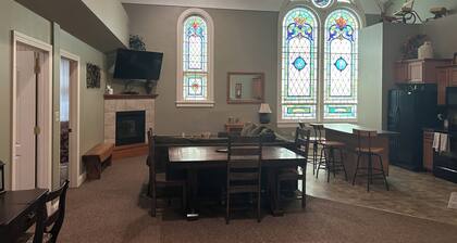 Buchen Sie eine Suite im Belltower, einer historischen Kirche aus dem Jahr 1912!