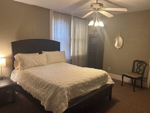 6 bedrooms, iron/ironing board, WiFi, bed sheets
