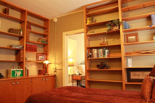6 bedrooms, iron/ironing board, WiFi, bed sheets