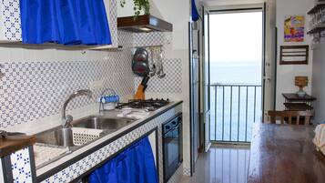 Frigorifero, forno, piano cottura, macchina per tè/caffè