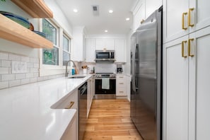 Réfrigérateur, micro-ondes, plaque de cuisson, lave-vaisselle