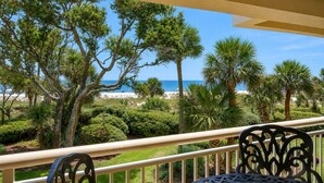 Outdoor dining - 464 Captains Walk - 2 bedroom, 2 bath villa convenient to the beach! (Hilton Head Island)