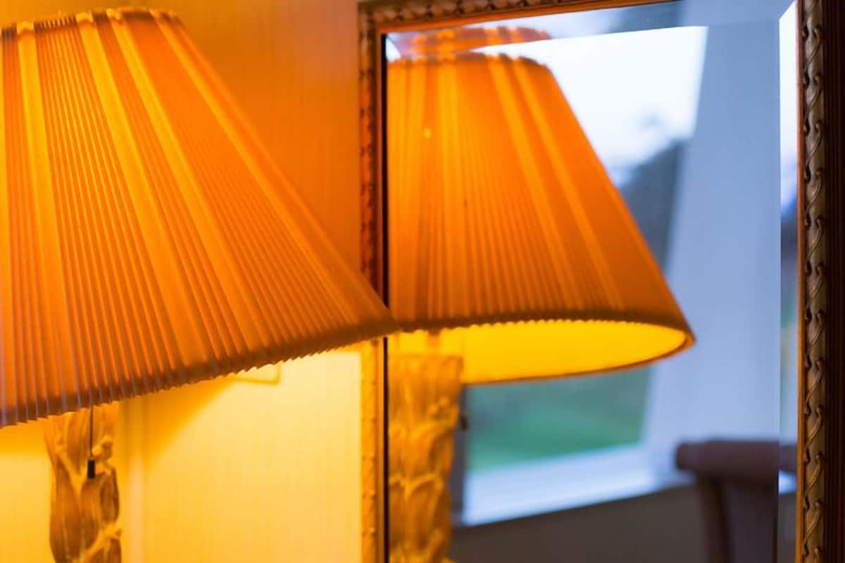 A room with a window and two lamps.