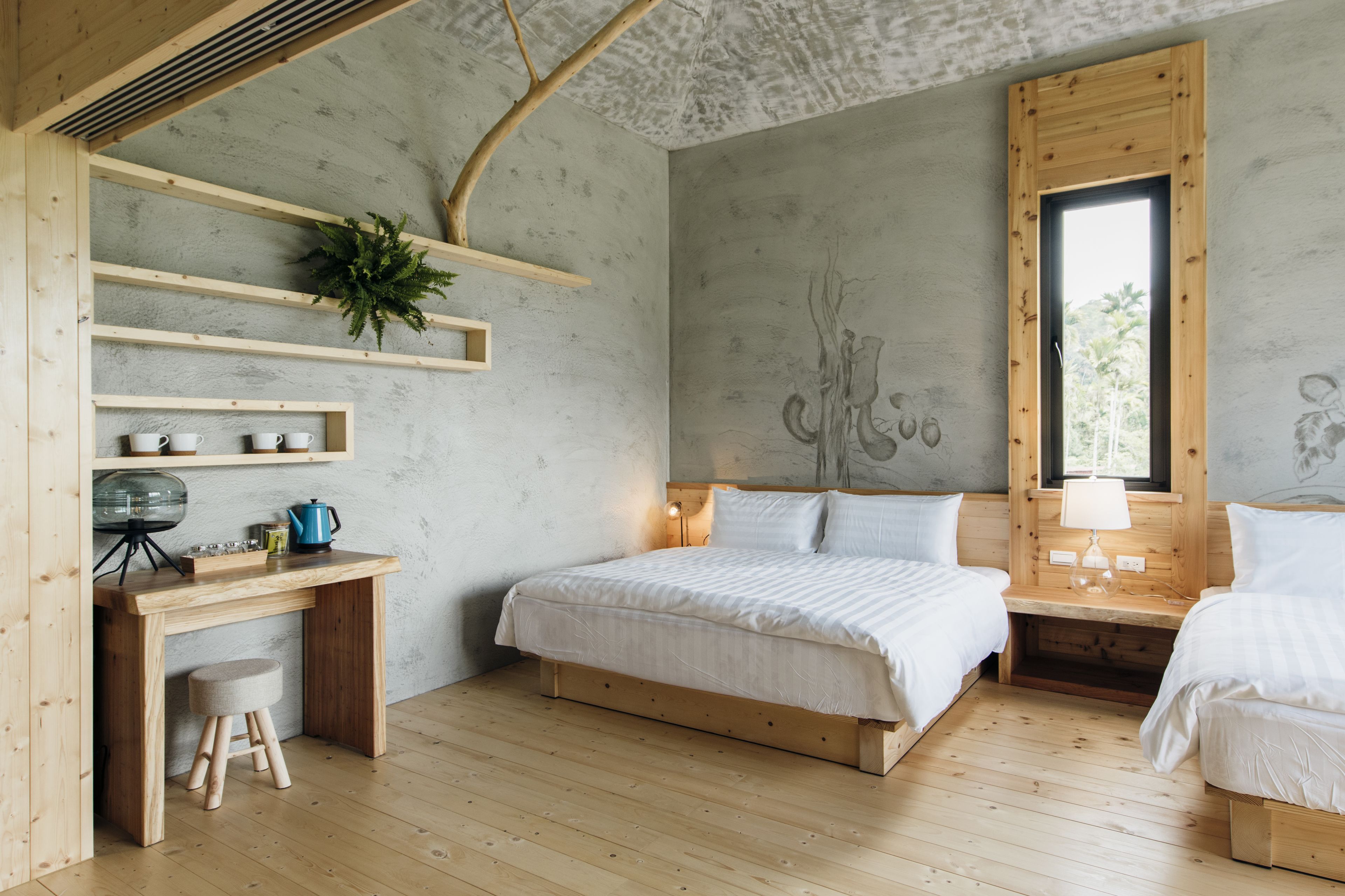 Minibar con artículos gratuitos, decoración personalizada y escritorio 