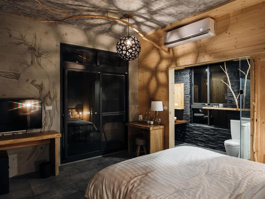 Standaard tweepersoonskamer (Night) | Een gratis minibar, individueel gedecoreerd, een bureau