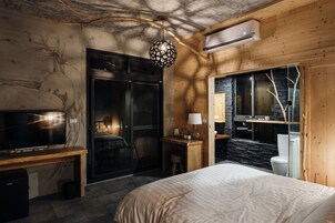 スタンダード ダブルルーム (Night) | ミニバー (無料)、客室ごとに異なる装飾、デスク、遮光カーテン