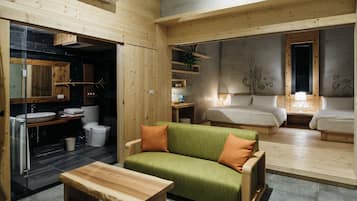 Artículos del minibar gratis, decoración personalizada y escritorio