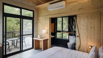 Artículos del minibar gratis, decoración personalizada y escritorio