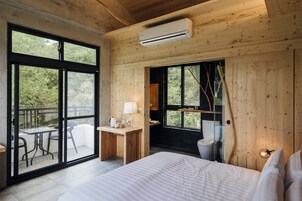 スタンダード ダブルルーム (Forest) | ミニバー (無料)、客室ごとに異なる装飾、デスク、遮光カーテン